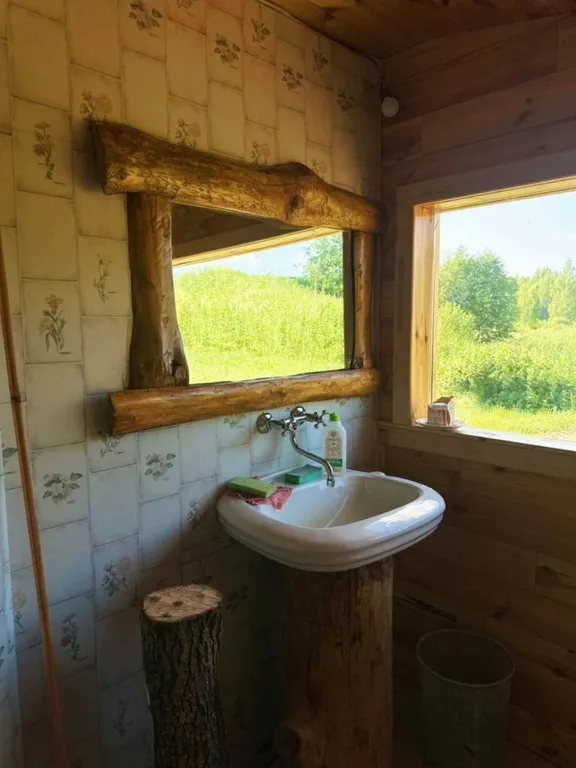 Дом баня на берегу водоема