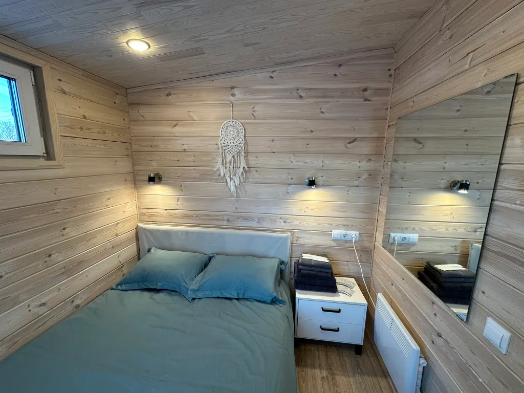 Современный дом на самом берегу реки