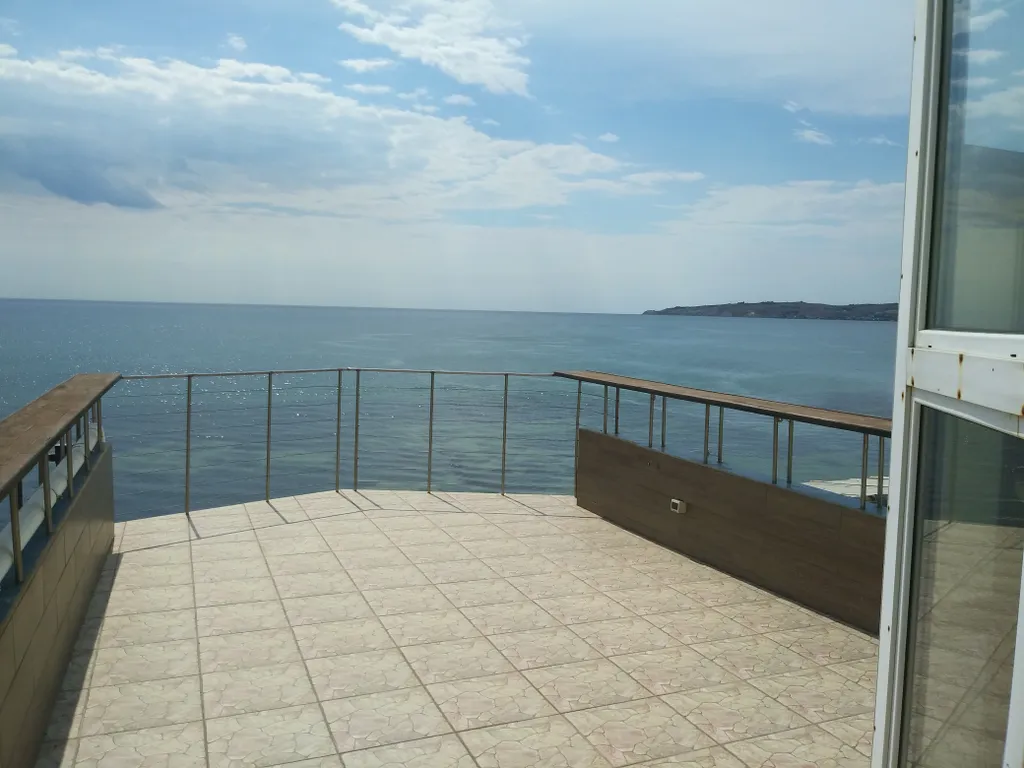 Эллинг на берегу моря