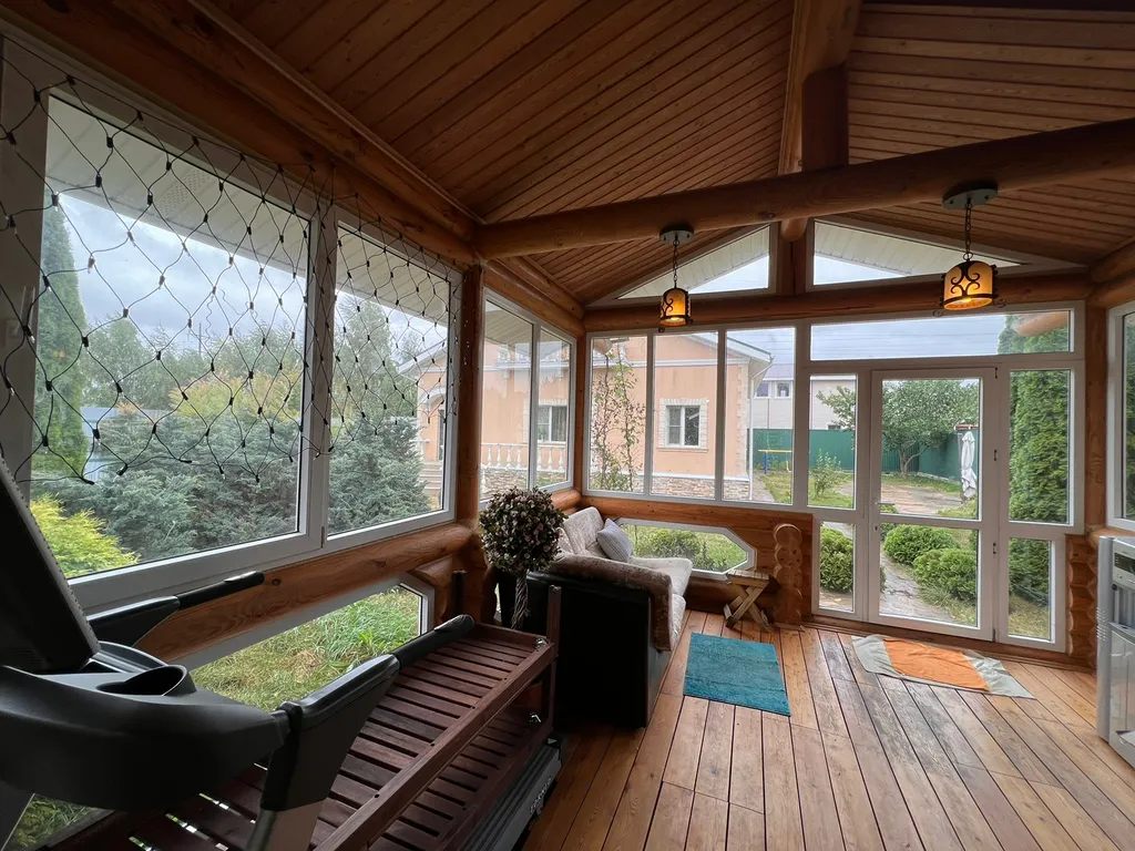 Деревянный коттедж с баней на берегу реки