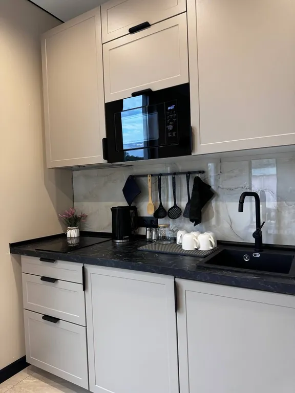 Апартаменты на первой береговой линии с сосновой рощей у моря