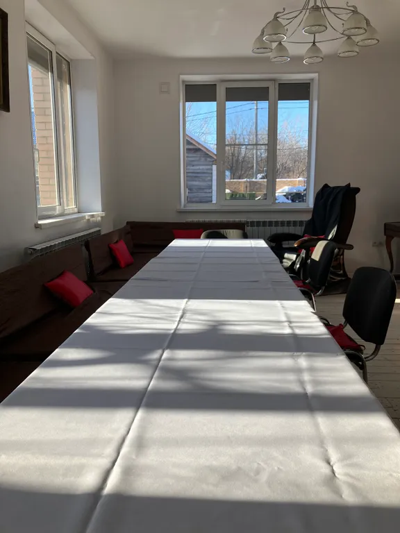 Трехэтажный коттедж с бассейном на берегу Волги