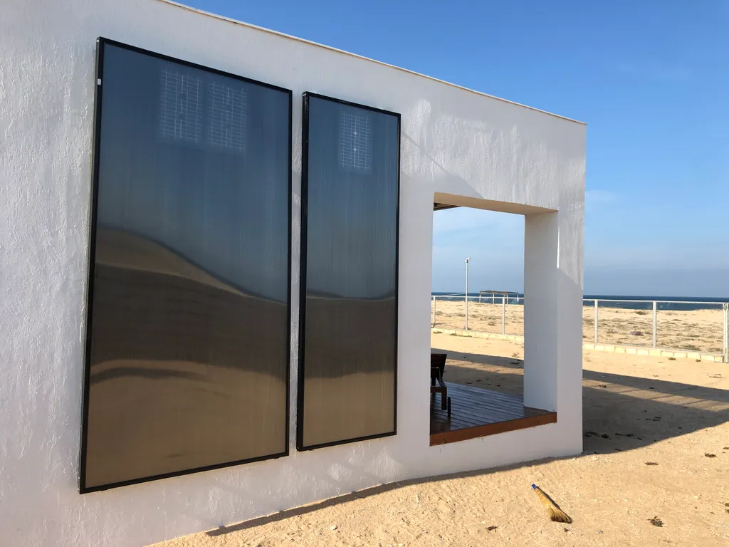 Современный стильный дом у моря