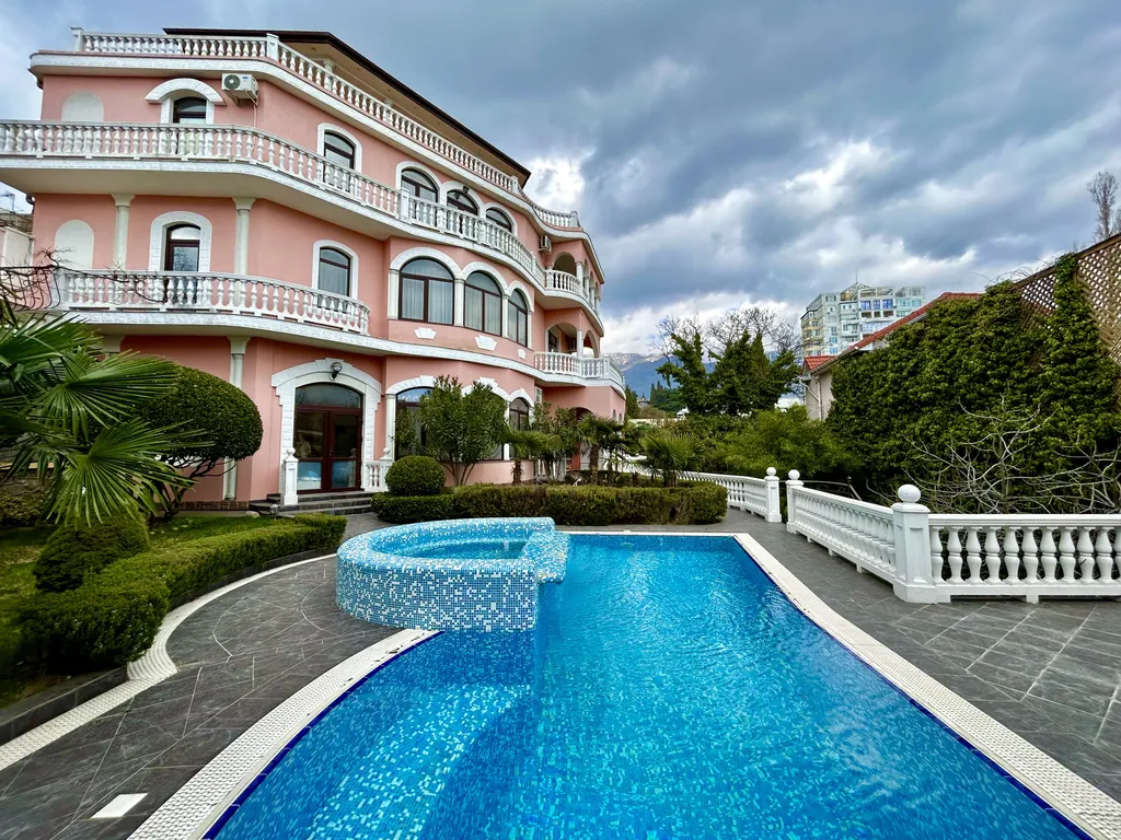 Вилла с бассейном и сауной в центре Ялты