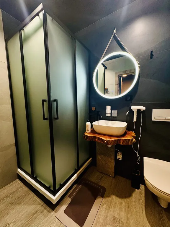 Премиальный Гостевой Дом в темных тонах с видом на горы