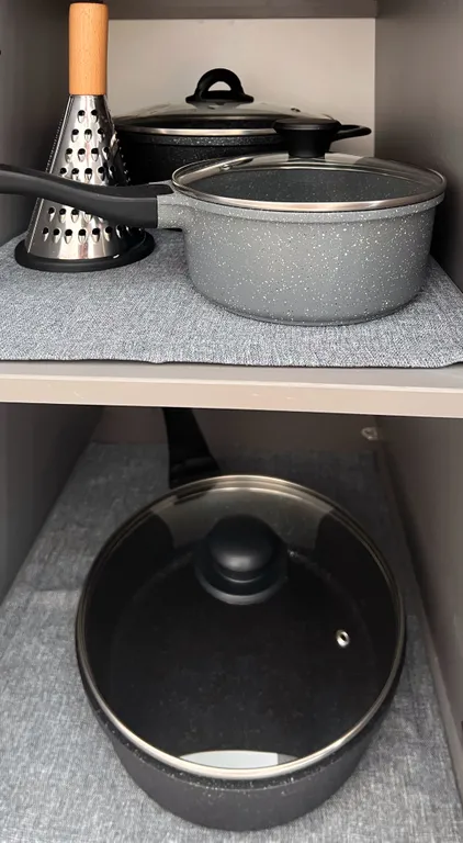 Стильная квартира-студия в яркой цветовой гамме с видом на бассейн