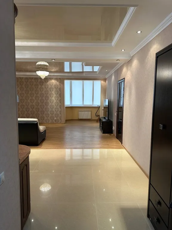 Просторная квартира с видом на горы недалеко от центра города