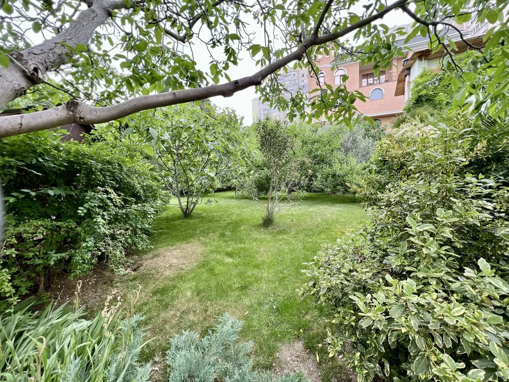 Дом в Гаспре с бассейном и беседкой