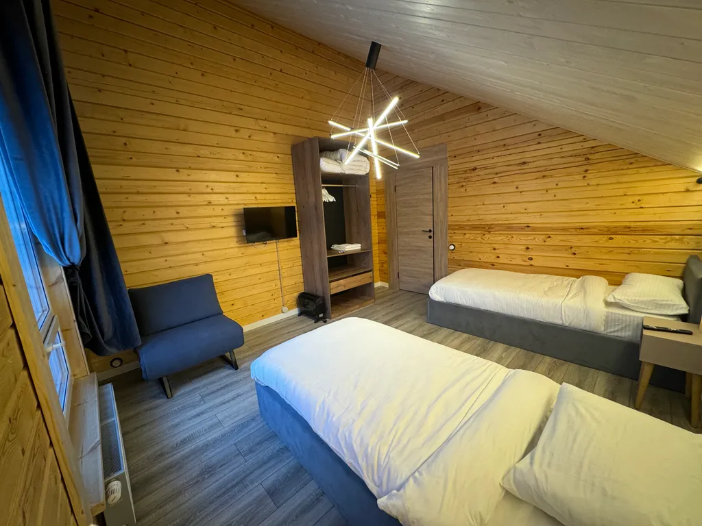 Коттедж в окружении леса десять минут на машине до южного склона