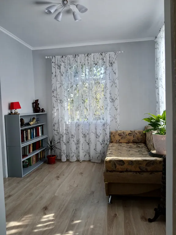 Дoмик с зеленым садом