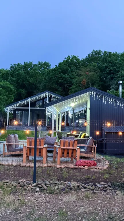 Уютный дом у горной реки