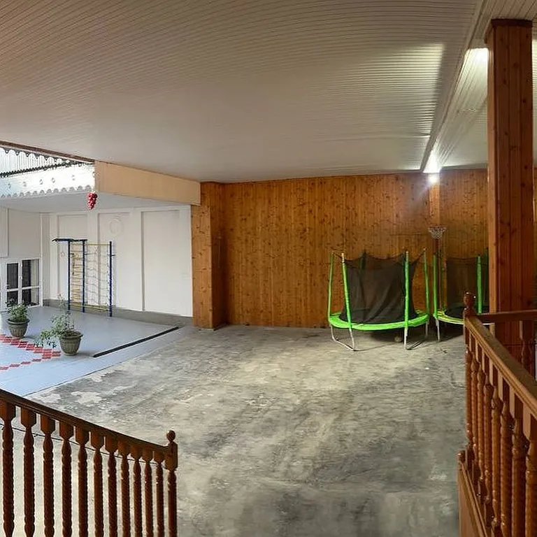 Уютный дом возле термального источника по дороге на курорт Мамисон