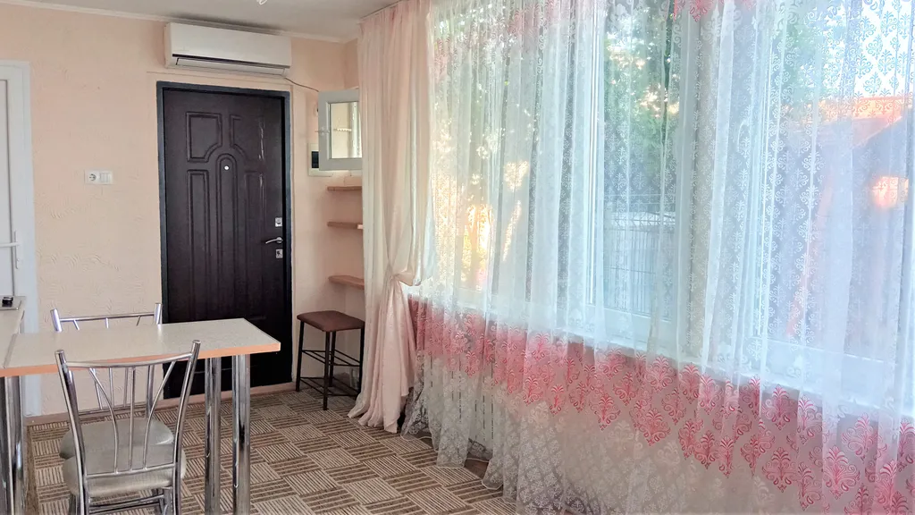 Коттедж Коттедж-студия с двориком в 5-6 минутах к пляжу и набережной — Ялта