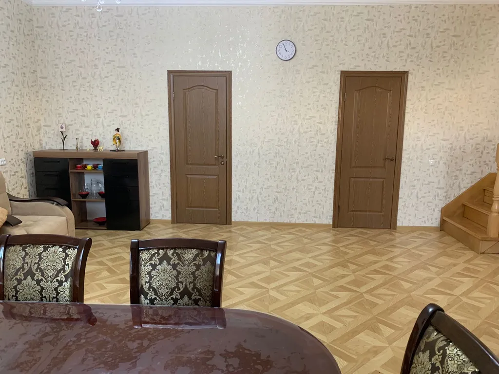 Двухэтажный дом с бассейном, верандой и видом на горы