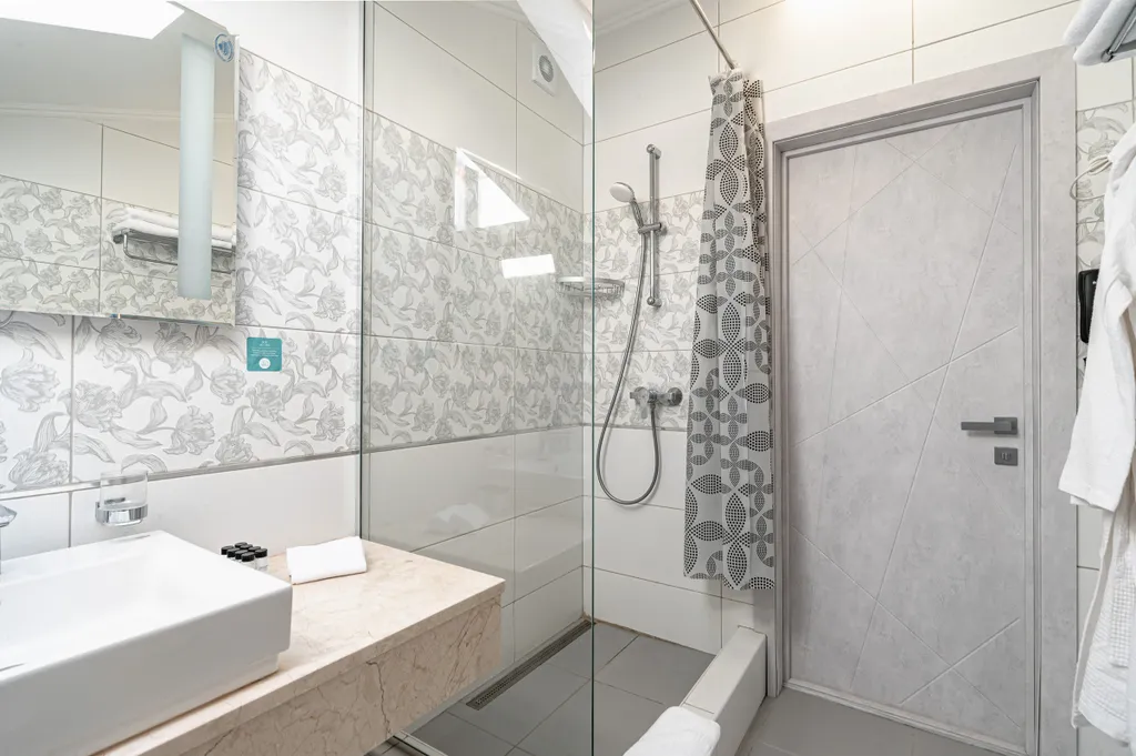 Трехместный комфорт с французским балконом и видом на бассейн и парк