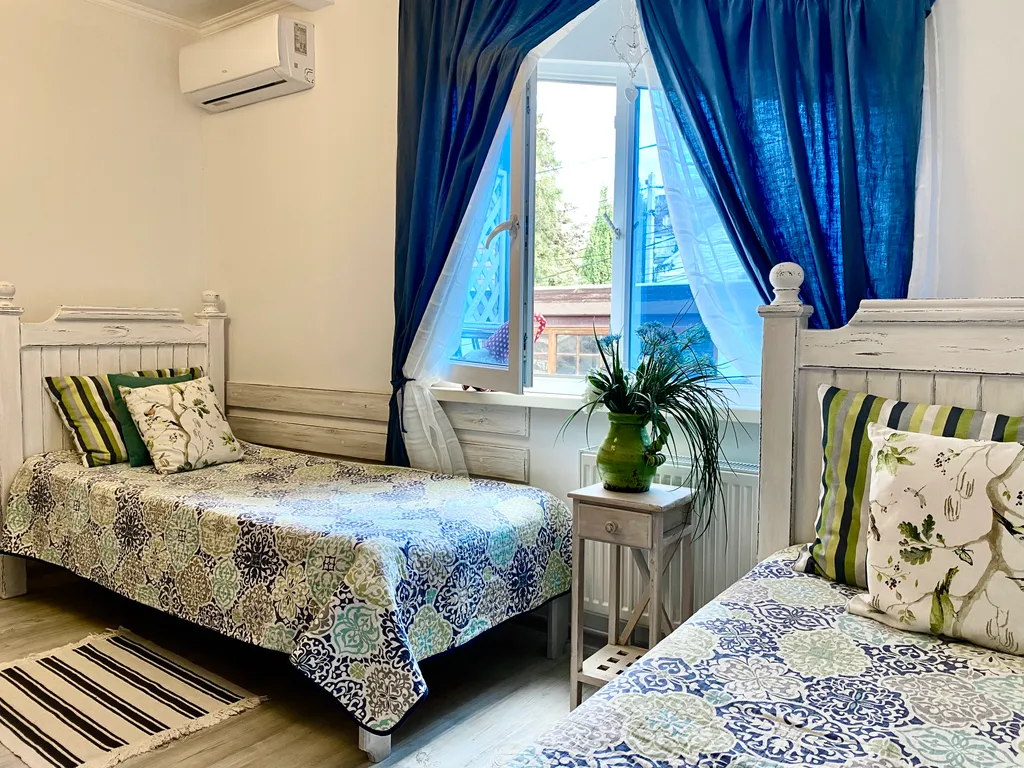 Апартамент с отдельным входом и балконами