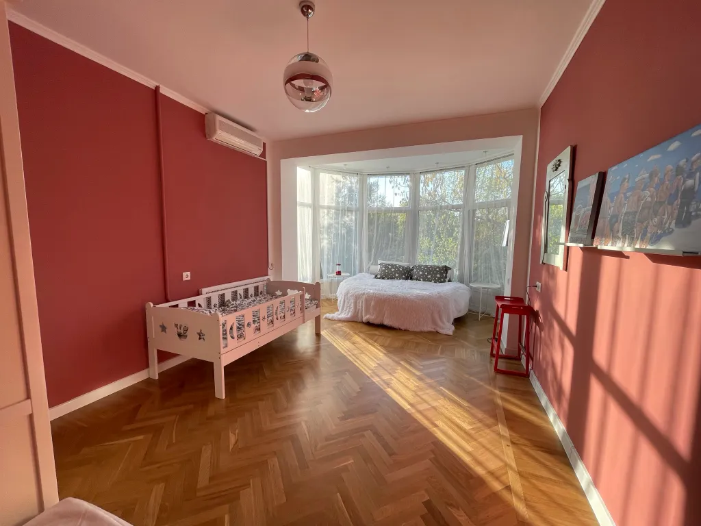 Дом и море через дорогу