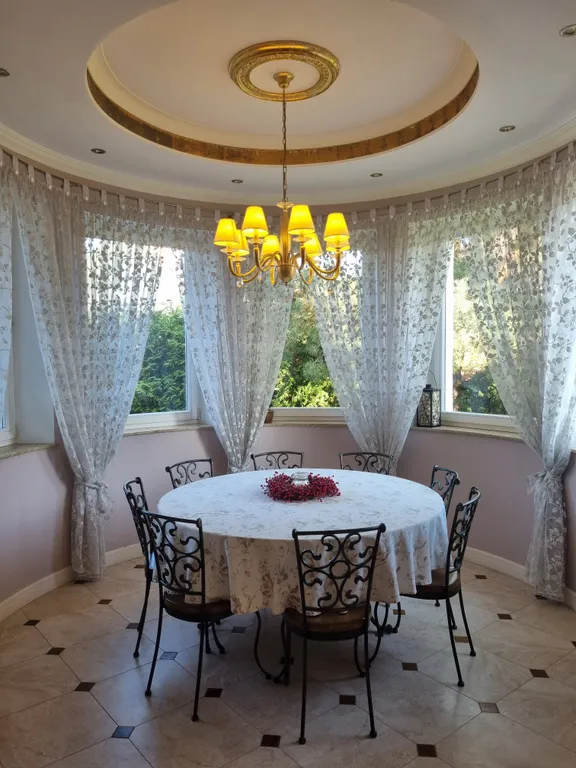 Вилла художника у моря с бассейном