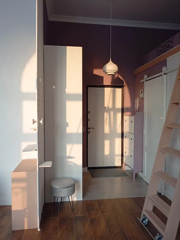 Уютная студия с высокими потолками