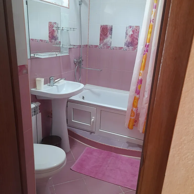 Отдельностоящий двухэтажный дом