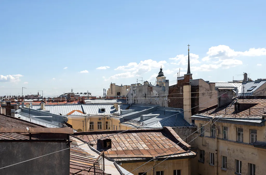 Потрясающая Mанcаpдa c тpемя бaлконaми и видом нa Фoнтанку