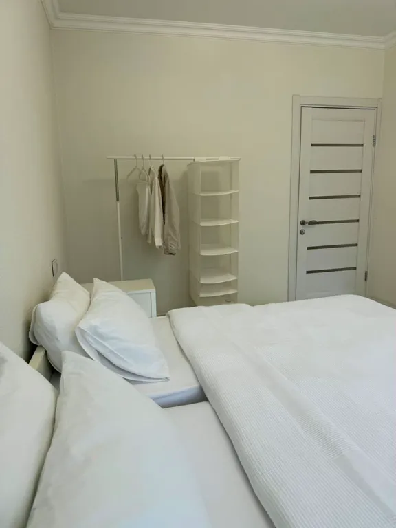 Две изолированные спальни с видом на горы в центре Ялты.