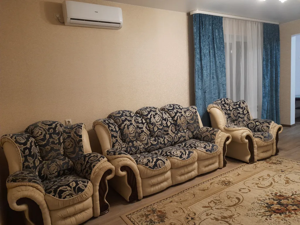 Квартира Большая и современная квартира с балконом — Цемдолина