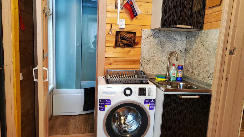 Коттедж Дом у озера с баней, чаном и детской площадкой с батутом. — Ланино