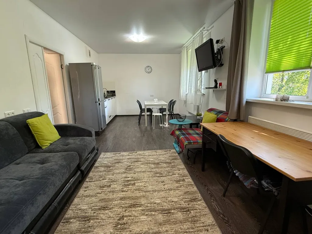 Дом в дубовой роще у реки