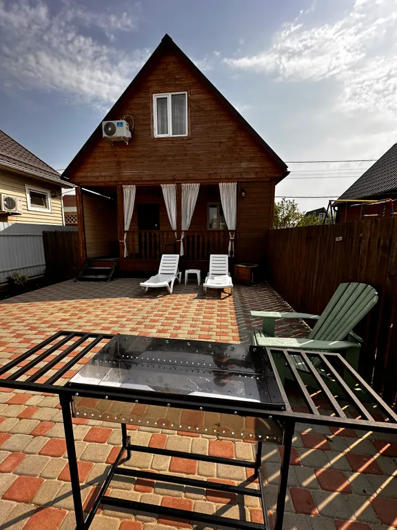 Коттедж Уютный деревянный дом в 500 метрах от моря — аренда посуточно в Голубицкая