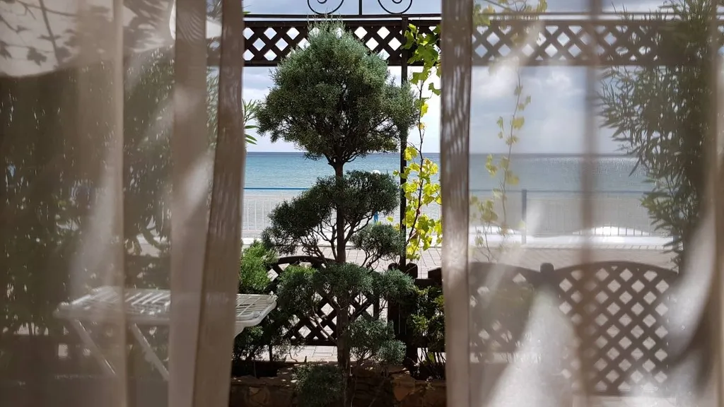 Апартамент у самого моря с двориком