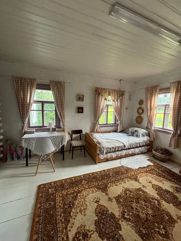 Деревенский домик в лесу