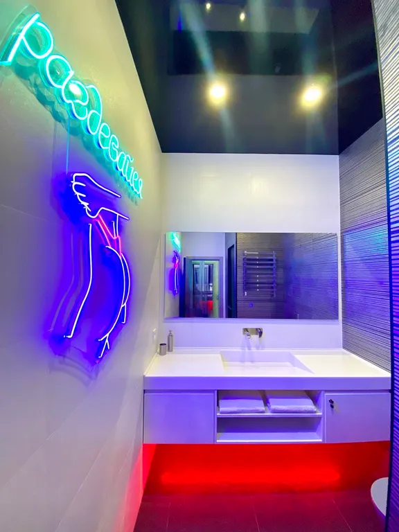 Панорамная квартира с джакузи и камином