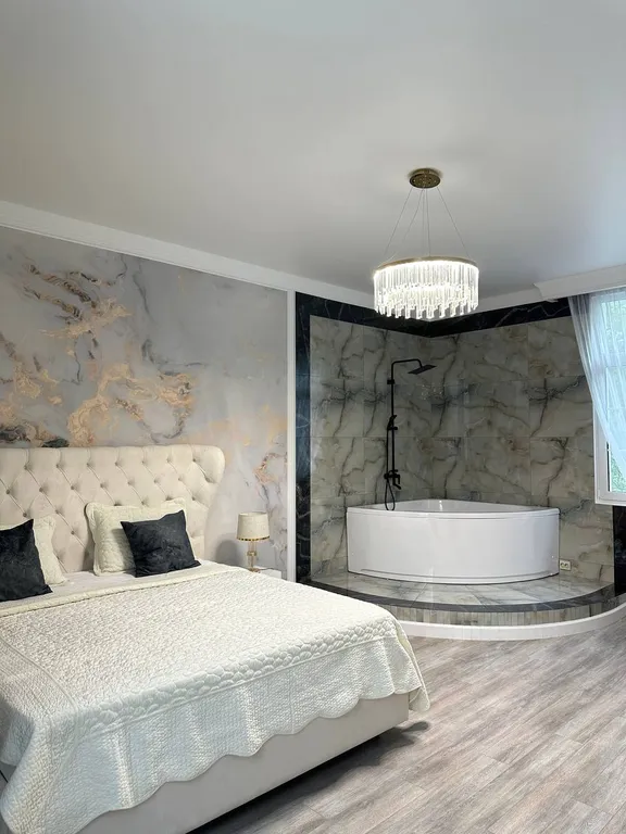 Современный двухэтажный коттедж среди гор