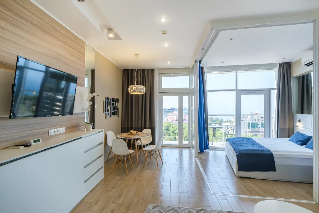 Стильная студия с видом на море