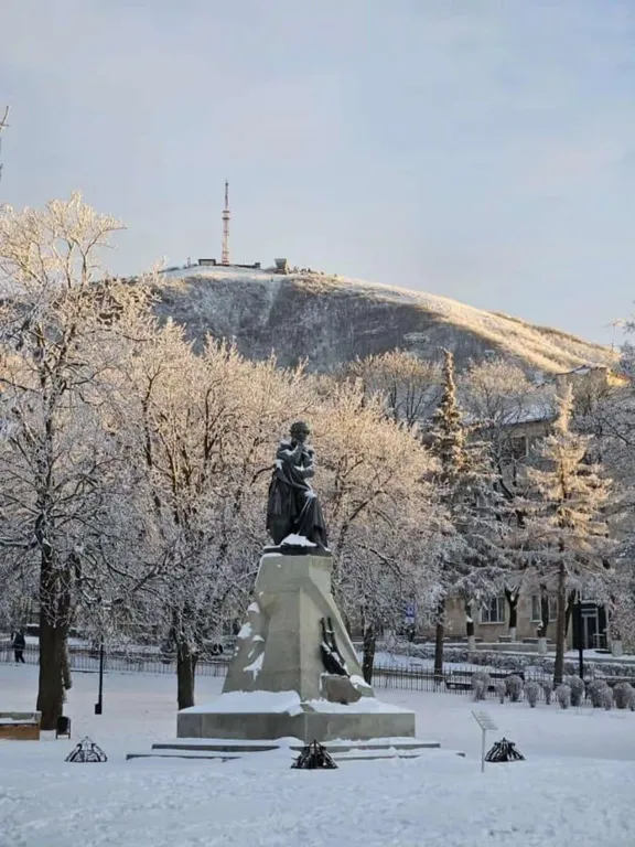 Дом в парке цветник, на курортном бульваре с парковкой и мангалом