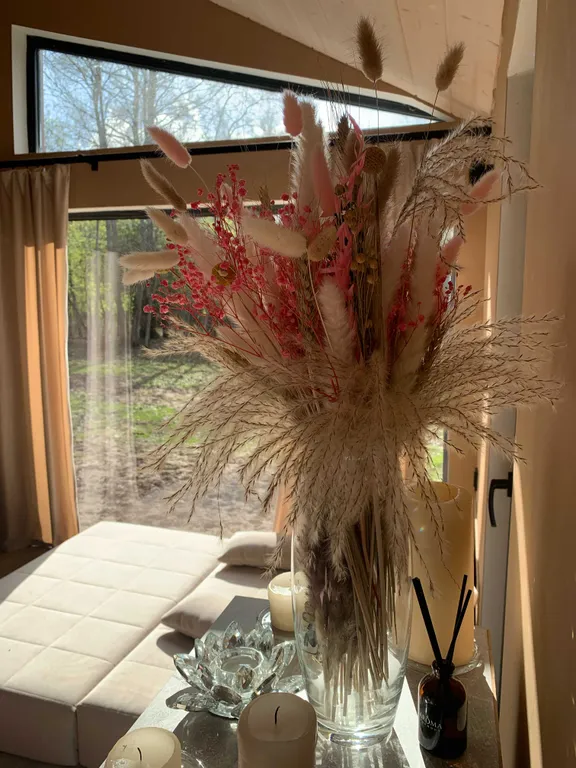 Домик в лесу с пятнистыми оленями и кроликами