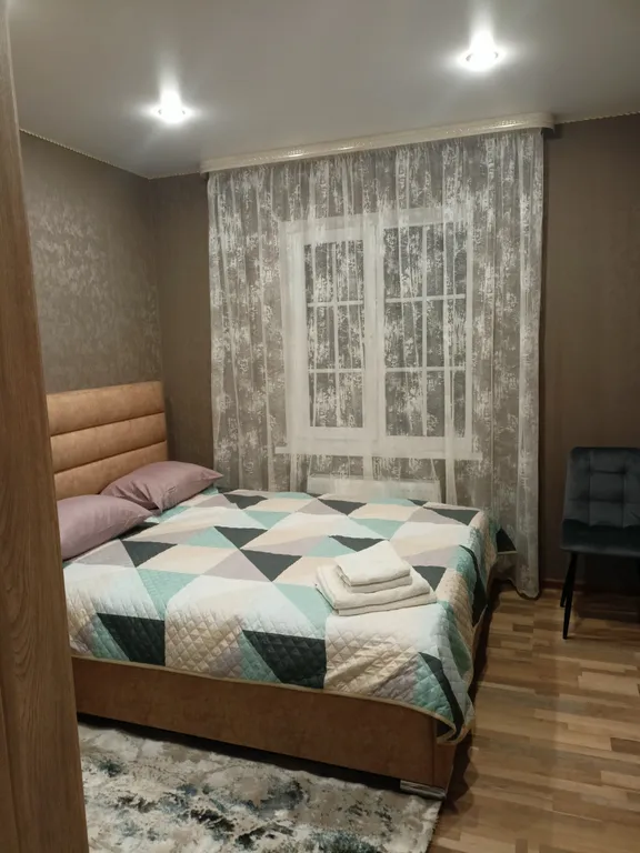 Домик с видом на пруд и сосны