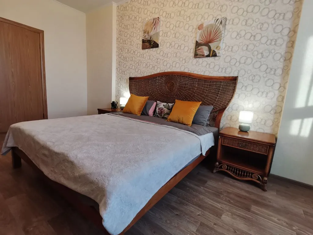 Большая двухкомнатная квартира с панорамным балконом