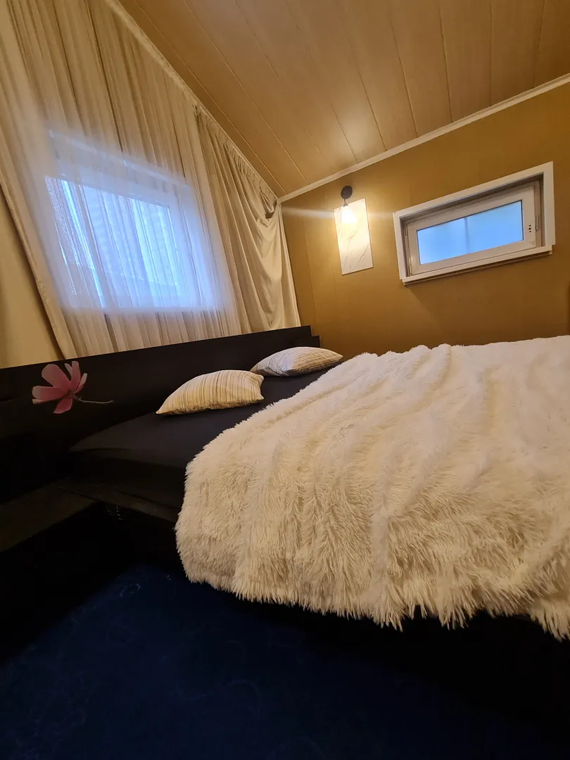 Большая двухспальная кровать 180*200 и две прикроватные тумбы