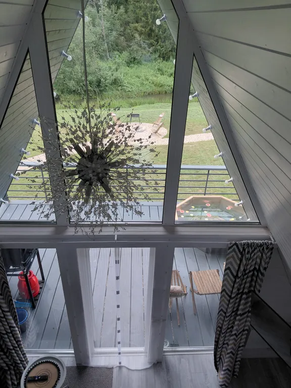 Дом в стиле a-frame с чаном на террасе