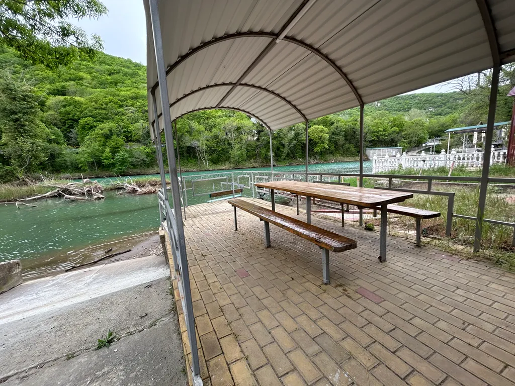 Коттедж у реки