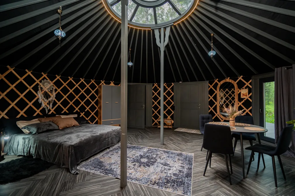 Юрта в лесу