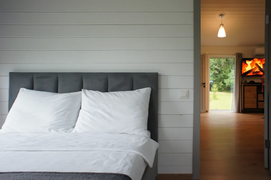 Барн с панорамными окнами с видом на дикий лес