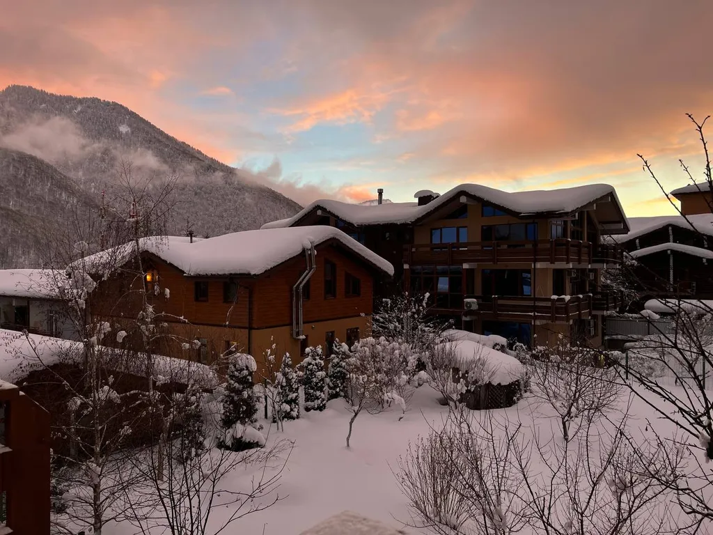 Студия с видом на закат в горах