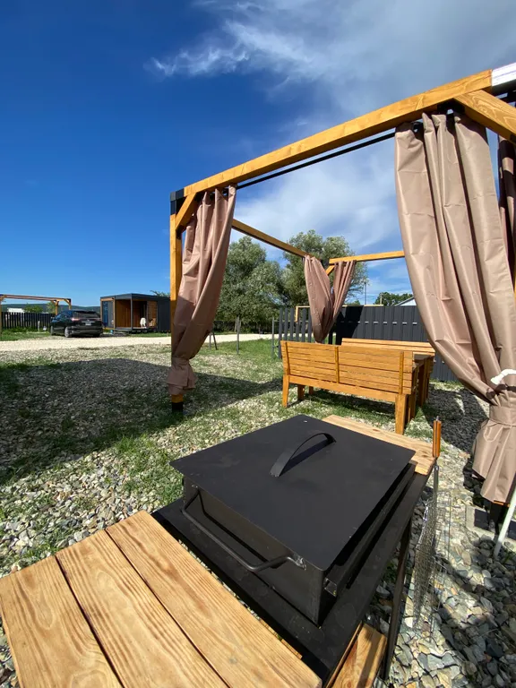 Домик с панорамными окнами и беседкой