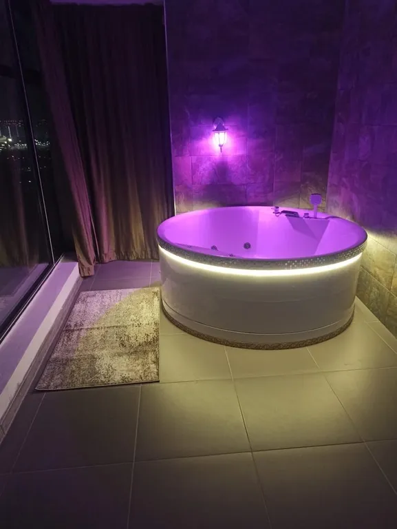 Студия с панорамными окнами и джакузи