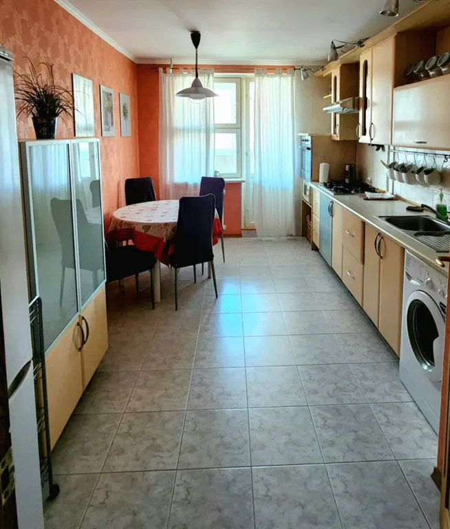 Просторная двухкомнатная квартира в районе с развитой инфраструктурой.