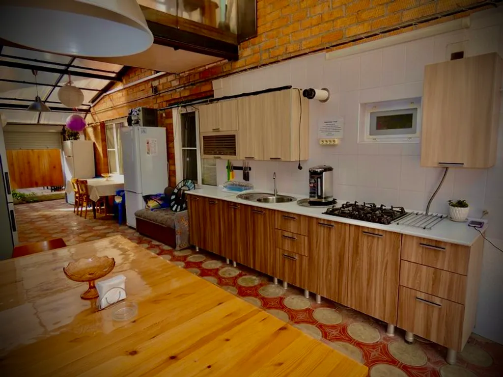 С общим душем и туалетом