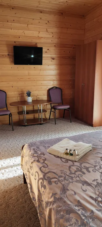 Номера оббиты сибирским кедром, 3 минуты до моря, закрытая парковка